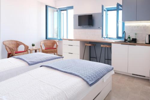 ein Schlafzimmer mit 2 Betten und eine Küche mit einer Theke in der Unterkunft House Mateja Unije in Unije