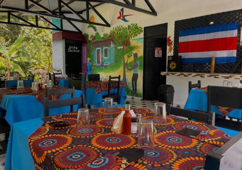 Ein Restaurant oder anderes Speiselokal in der Unterkunft Carey Lodging 