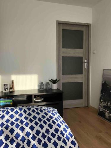 - une chambre avec un lit et un bureau avec une fenêtre dans l'établissement S&M pokój przy Rondzie Daszyńskiego, à Varsovie