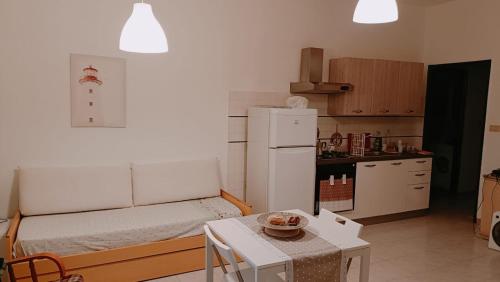 eine Küche mit einem Sofa und einem Tisch in einem Zimmer in der Unterkunft Taty’s house in Giardini-Naxos