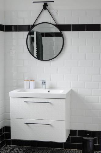 une salle de bain avec un lavabo blanc et un miroir dans l'établissement Le Quai Huppé, voie 2, à Noyelles-sur-Mer