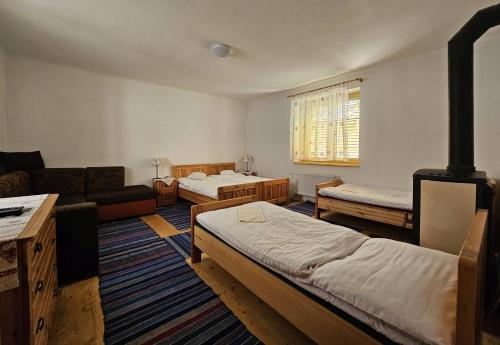 salon z 2 łóżkami i kanapą w obiekcie Penzion pod Krivanom w Liptowskim Gródku