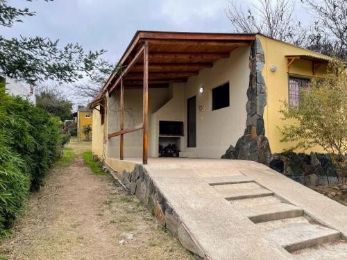 阿爾帕哥拉爾的住宿－Cabañas Llitulun，黄色和白色的小房子,设有门廊