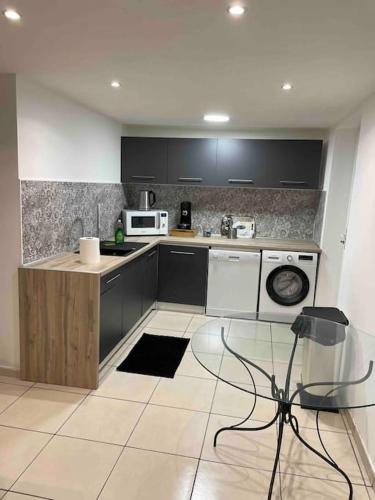 une cuisine avec une table en verre dans l'établissement Appartement au cœur de centre-ville de Marseille, à Marseille