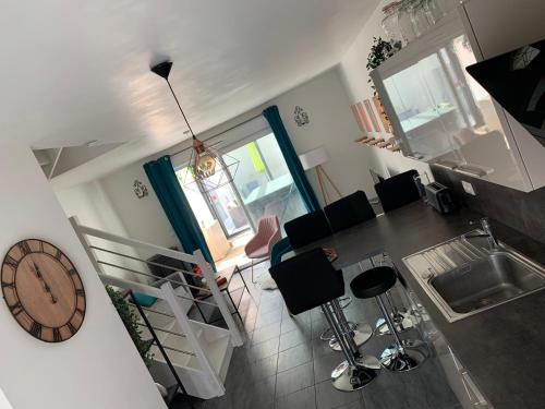 une vue de tête sur une cuisine et un salon dans l'établissement Découvrez l'Inatten'Bulle !, à Bétheny