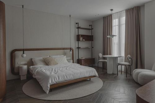 une chambre avec un lit et un salon dans l'établissement Modern Studio next to Monaco, à Beausoleil