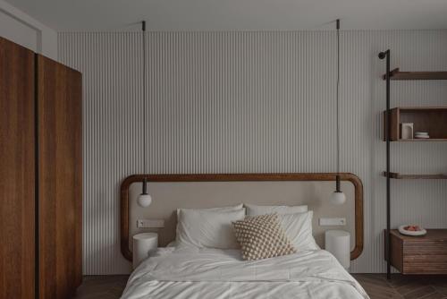 une chambre avec un grand lit avec une tête de lit en bois dans l'établissement Modern Studio next to Monaco, à Beausoleil