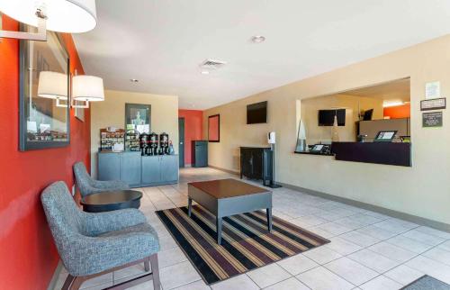 ein Wohnzimmer mit 2 Stühlen und einem Tisch in der Unterkunft Extended Stay America Select Suites - St Louis - Earth City in Earth City