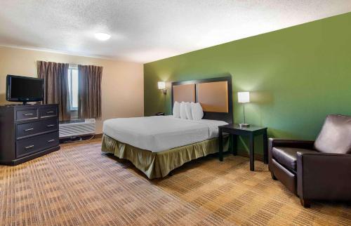 Großes Hotelzimmer mit einem Bett und einem Sofa in der Unterkunft Extended Stay America Select Suites - St Louis - Earth City in Earth City
