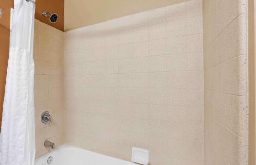 a bathroom with a tub and a shower with a shower curtain at Extended Stay America Suites - San Diego - Sorrento Mesa in Sorrento