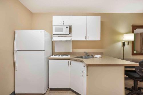 Kuchyň nebo kuchyňský kout v ubytování Extended Stay America Select Suites - Columbia - Stadium Blvd