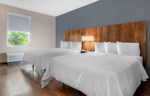 サンノゼにあるExtended Stay America Premier Suites - San Jose - Airportのベッド2台と窓が備わるホテルルームです。