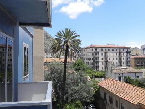 uma vista para uma palmeira de um edifício em Torreata Hotel & Residence em Palermo