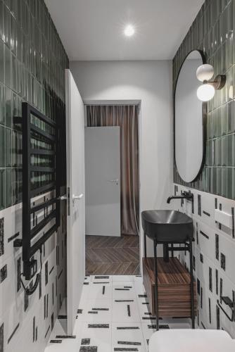 une salle de bain avec un lavabo noir et un miroir dans l'établissement Modern 1 Bedroom Apartment next to Monte Carlo, à Beausoleil