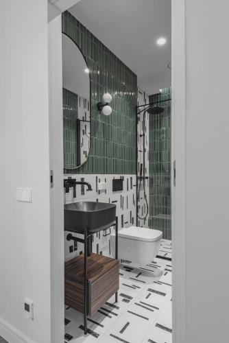 une salle de bain avec un lavabo, une baignoire et un miroir dans l'établissement Modern 1 Bedroom Apartment next to Monte Carlo, à Beausoleil