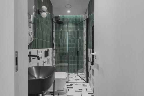 y baño con lavabo, aseo y bañera. en Modern 1 Bedroom Apartment next to Monte Carlo, en Beausoleil