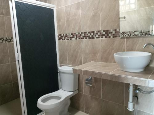 La salle de bains est pourvue de toilettes et d'un lavabo. dans l'établissement Hotel Albatros, à Isla Aguada