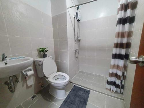 Et badeværelse på Bacolod Mesavirre Condominium