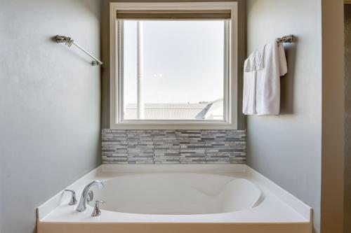 Bilik mandi di Indianapolis Home with Patio and Community Pool!
