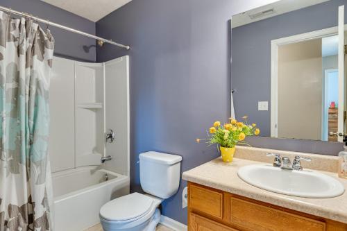 Bilik mandi di Indianapolis Home with Patio and Community Pool!