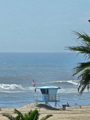 a lifeguard tower on a beach with the ocean at Huntington Surf Inn in Huntington Beach