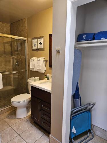 a bathroom with a toilet sink and a shower at Huntington Surf Inn in Huntington Beach