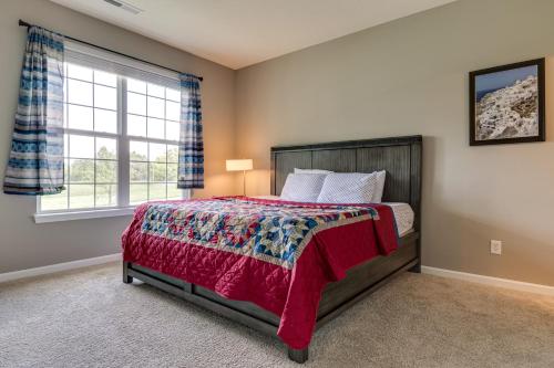 een slaapkamer met een bed en een raam bij Plainfield Vacation Rental about 13 Mi to Indianapolis in Plainfield