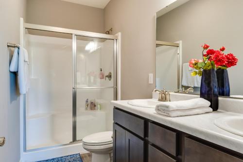 een badkamer met een douche, een wastafel en een toilet bij Plainfield Vacation Rental about 13 Mi to Indianapolis in Plainfield