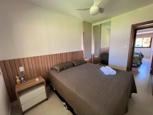 1 dormitorio con 1 cama en una habitación con techo en Village Porto Feliz Itacimirim, en Camaçari