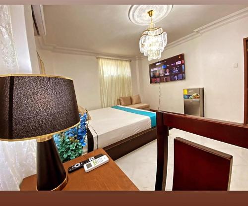 ein Hotelzimmer mit einem Bett und einem Tisch mit einer Lampe in der Unterkunft Habitacion Master a cinco minutos del aeropuerto in Guayaquil