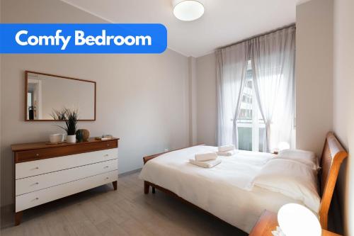 um quarto com uma cama, uma cómoda e um espelho em The Green House - Private Parking and Balcony em Milão