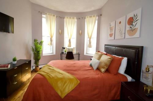 Llit o llits en una habitació de Tuk Ahoy - Sunset Suite 2B with Shared Spaces