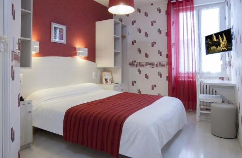 Katil atau katil-katil dalam bilik di Logis Hôtel Restaurant Cazes Arazat