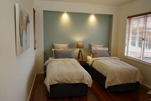 um quarto com 2 camas e uma janela em Merrimont Downs em Merrijig