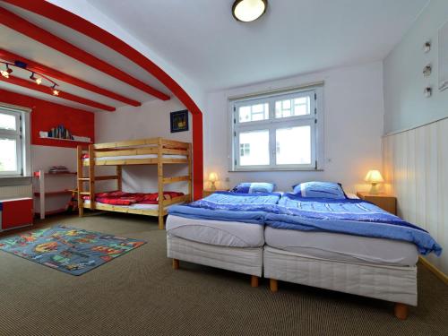 um quarto com uma cama e beliches em Cozy holiday home with balcony near Winterberg em Elpe