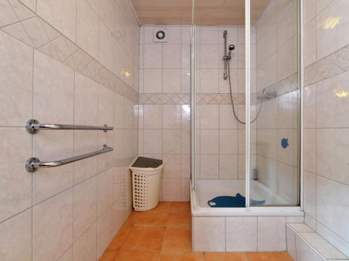 uma casa de banho com um chuveiro e uma banheira em Cozy holiday home with balcony near Winterberg em Elpe