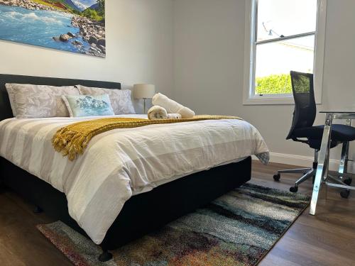 a bedroom with a bed and a desk and a chair at Paddington Villa 2 - wi-fi, Netflix in Orange