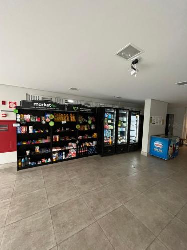 une grande pièce avec des bouteilles d'alcool dans un magasin dans l'établissement Apartamento inteiro em Sky Pauliceia, à São Paulo