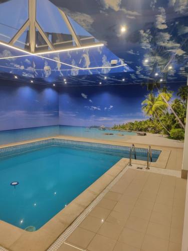 una piscina con un techo lleno de agua azul en Villa Ventana 2 City Free Parking Śniadanie w cenie 503 18 18 11, en Poznan