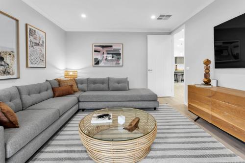 ein Wohnzimmer mit einer Couch und einem Couchtisch in der Unterkunft Meadow by the Sea by Ready Set Stay in Rye