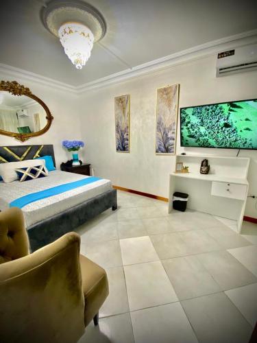 - une grande chambre avec un lit et un grand tableau mural dans l'établissement HABITACION CON BAÑO COMPARTIDO, à Guayaquil