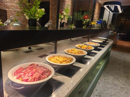 Comida en o cerca de este hotel