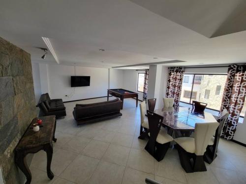 Μια τηλεόραση ή/και κέντρο ψυχαγωγίας στο Departamento Duplex con Terraza
