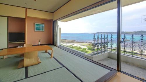 a room with a view of the ocean at Hotel Nishinagato Resort in Takibe