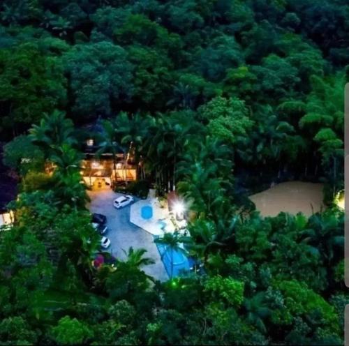 vista aerea di una casa con piscina di Sitio do Sol suíte romântica a Guabiruba