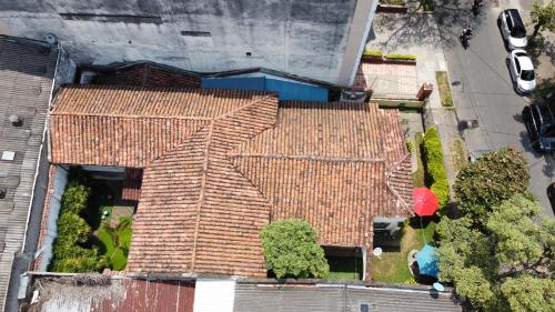 una vista aérea de un techo de una casa en The Pelican Larry Hostel, en Cali