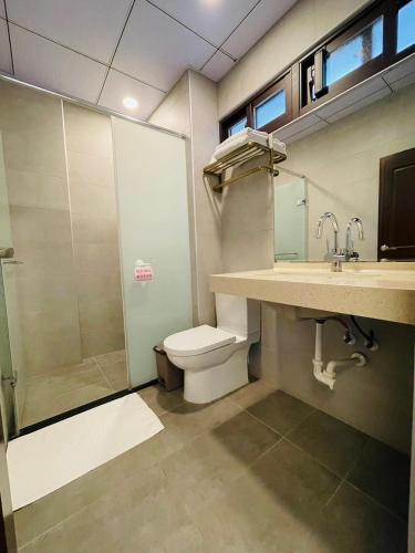 a bathroom with a toilet and a sink and a shower at Taitung Blue Sea Villa in Chenggong