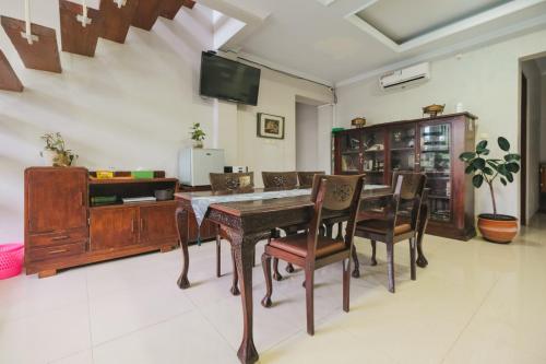 Гостиная зона в Villa Prambanan Jogja with Private Swimming Pool by Simply Homy