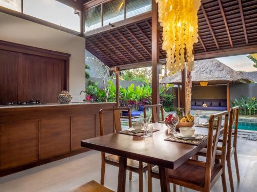 Swimmingpoolen hos eller tæt på Bumbak Park Villas By Nakula