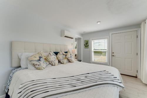 Postel nebo postele na pokoji v ubytování Tides Inn on the Bay Vacation Homes